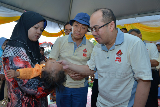 Yang Teramat Mulia Tengku Yang DiPertua MAIK beramah mesra bersama kanak-kanak asnaf