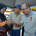 Yang Teramat Mulia Tengku Yang DiPertua MAIK beramah mesra bersama kanak-kanak asnaf