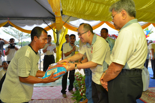 Yang Teramat Mulia Tengku Yang DiPertua MAIK memperkenan untuk mengurniakan sumbangan kepada Asnaf