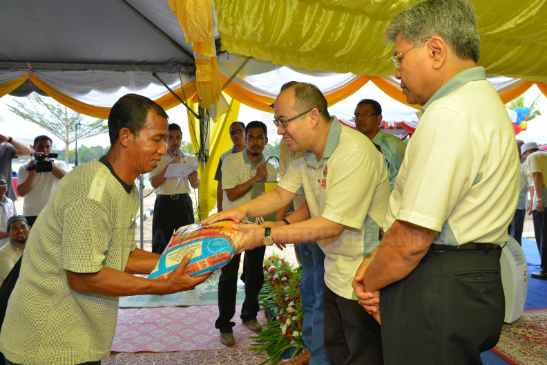 Yang Teramat Mulia Tengku Yang DiPertua MAIK memperkenan untuk mengurniakan sumbangan kepada Asnaf - Yang Teramat Mulia Tengku Yang DiPertua MAIK memperkenan untuk mengurniakan sumbangan kepada Asnaf.jpg Yang Teramat Mulia Tengku Yang DiPertua MAIK memperkenan untuk mengurniakan sumbangan kepada Asnaf.jpg
