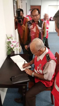 Dato'HajiNordinMenandatanganiBukuTetamu