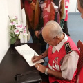 Dato'HajiNordinMenandatanganiBukuTetamu