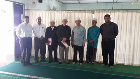 Rombongan-disambut-oleh-Ahli-Jawatankuasa-Masjid.jpg
