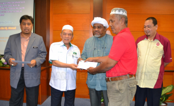 Majlis Penyampaian Cek Pampasan Bagi Pengambilan Balik Tanah Untuk Pembinaan Laluan Air Mentah di Mukim Chetok bagi Projek ECER Halal Hub Pasir Mas