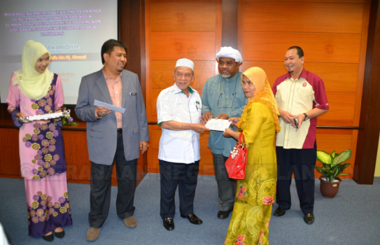 Majlis Penyampaian Cek Pampasan Bagi Pengambilan Balik Tanah Untuk Pembinaan Laluan Air Mentah di Mukim Chetok bagi Projek ECER Halal Hub Pasir Mas