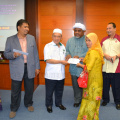 Majlis Penyampaian Cek Pampasan Bagi Pengambilan Balik Tanah Untuk Pembinaan Laluan Air Mentah di Mukim Chetok bagi Projek ECER Halal Hub Pasir Mas