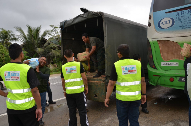 Kakitangan JPNK & Pasukan i-Bantu IKRAM PUTRAJAYA Bersama-sama Terlibat Dalam Misi Kemanusiaan Ini - Kakitangan JPNK & Pasukan i-Bantu IKRAM PUTRAJAYA Bersama-sama Terlibat Dalam Misi Kemanusiaan Ini.jpg Kakitangan JPNK & Pasukan i-Bantu IKRAM PUTRAJAYA Bersama-sama Terlibat Dalam Misi Kemanusiaan Ini.jpg