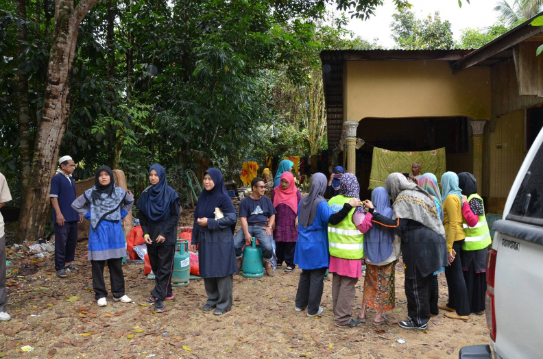 Meninjau Rumah Mangsa Banjir.jpg