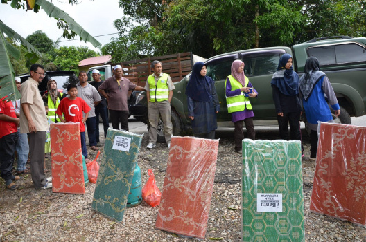Pengagihan Peralatan Dapur Kepada Mangsa Banjir