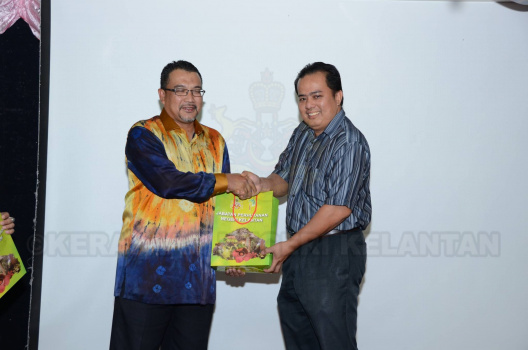 Penyampaian Cenderamata Kepada En. Izani