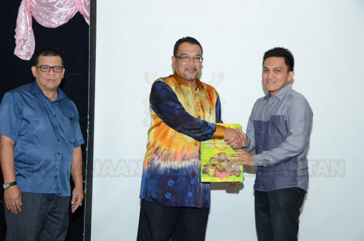 Penyampaian Cenderamata Kepada En. Muhamad Hafni