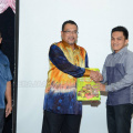 Penyampaian Cenderamata Kepada En. Muhamad Hafni