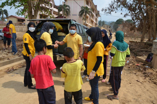 Kakitangan JPNK Bekerjasama Memberikan Bantuan Nasi Kepada Mangsa Banjir