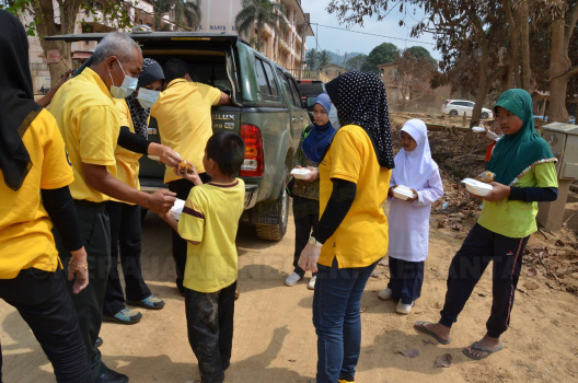 Kakitangan JPNK Memberikan Nasi Kepada Mangsa Banjir