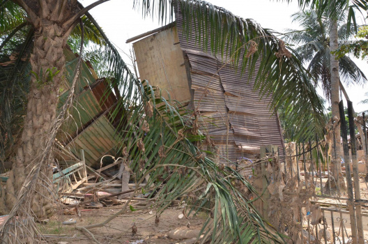 Keadaan Rumah Yang Terbalik Akibat Banjir
