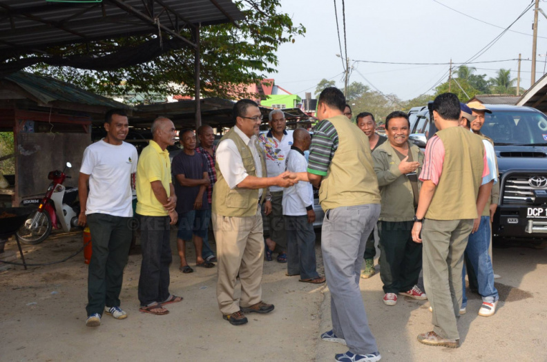 Ketibaan Tuan Pengarah, Haji Zahari B. Ibrahim Di Sambut Oleh Penduduk Kampung - Ketibaan Tuan Pengarah, Haji Zahari B. Ibrahim Di Sambut Oleh Penduduk Kampung.jpg Ketibaan Tuan Pengarah, Haji Zahari B. Ibrahim Di Sambut Oleh Penduduk Kampung.jpg