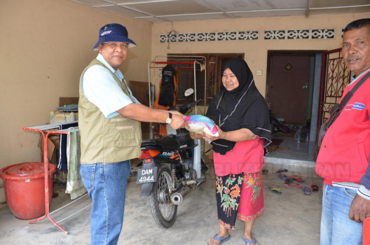 Timbalan Pengarah(Pembangunan), En. Razali B. Abdu Raman Turut Bekerjasama Memberi Bantuan Beras Kepada Mangsa Banjir