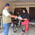 Timbalan Pengarah(Pembangunan), En. Razali B. Abdu Raman Turut Bekerjasama Memberi Bantuan Beras Kepada Mangsa Banjir