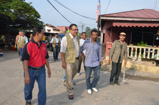Tuan Haji Zahari B. Ibrahim (Tuan Pengarah JPNK) Meninjau Rumah Mangsa Banjir