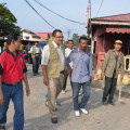 Tuan Haji Zahari B. Ibrahim (Tuan Pengarah JPNK) Meninjau Rumah Mangsa Banjir