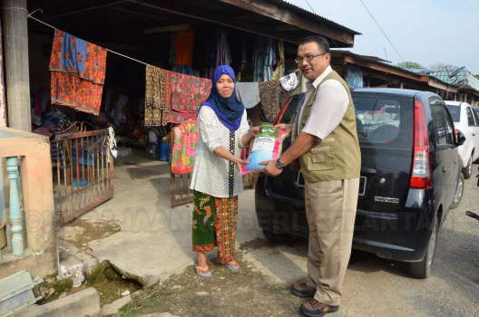 Tuan Pengarah JPNK Memberi Bantuan Beras Kepada Mangsa Banjir