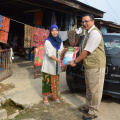 Tuan Pengarah JPNK Memberi Bantuan Beras Kepada Mangsa Banjir