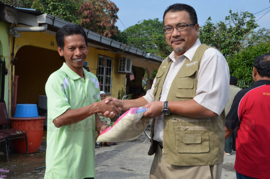 Tuan Pengarah, Haji Zahari B. Ibrahim Memberi Bantuan Beras Kepada Mangsa Banjir