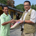 Tuan Pengarah, Haji Zahari B. Ibrahim Memberi Bantuan Beras Kepada Mangsa Banjir