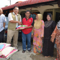 Tuan Pengarah, Haji Zahari B. Ibrahim Mengagihkan Beras Kepada Penduduk Kampung