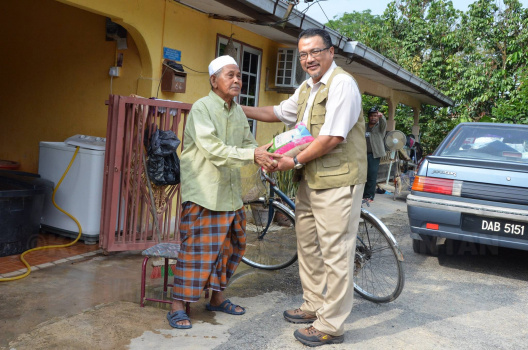 Warga Emas Turut Menerima Bantuan Beras Daripada Tuan Pengarah, Haji Zahari B. Ibrahim