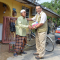 Warga Emas Turut Menerima Bantuan Beras Daripada Tuan Pengarah, Haji Zahari B. Ibrahim