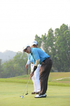 Dato’ Sri Dr. Hj. Abd. Rahman Bin Hj. Abd. Rahim Sedang Fokus Untuk Membuat Pukulan 
