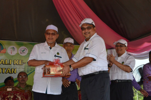 Tuan Haji Zahari B. Ibrahim Menyampaikan Cenderamata Kepada Dato' Haji Ahmad bin Yaakob 