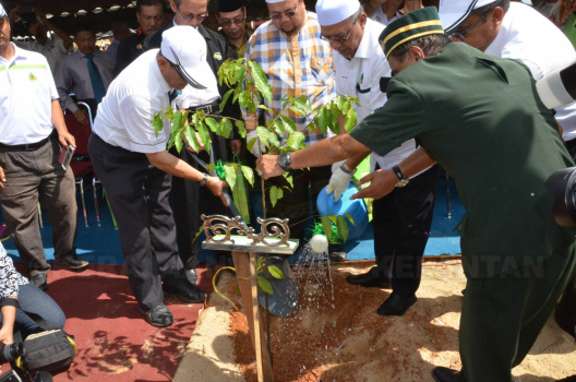 Dato' Haji Ahmad bin Yaakob Menyiram Pokok Yang Telah Ditanam