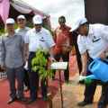 Tuan Haji Zahari B. Ibrahim Menyiram Pokok Yang Telah Ditanam