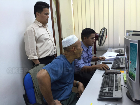 En. Rafhan Bin Joehan Sedang Memantau Kakitangan Dalam Menggunakan Sistem HRMIS