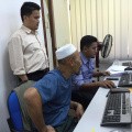 En. Rafhan Bin Joehan Sedang Memantau Kakitangan Dalam Menggunakan Sistem HRMIS