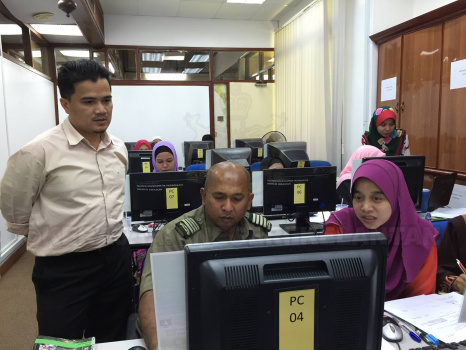 En. Rafhan Bin Joehan Sedang Membantu Kakitangan JPNK Dalam Mengendalikan Sistem HRMIS 