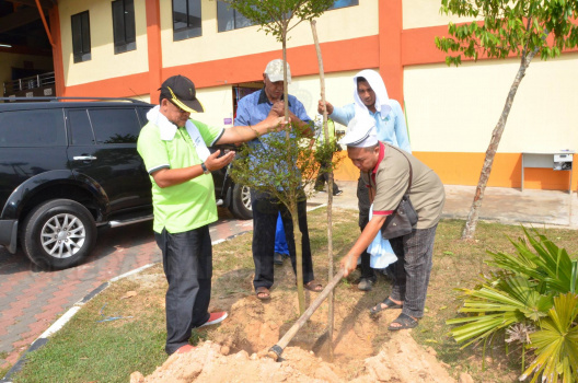 En. Razali B. Abdu Raman &  Kakitangan NRE Membaca Doa Semasa Menanam Pokok