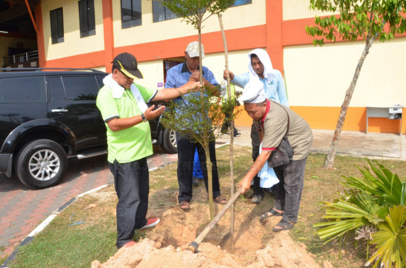 En. Razali B. Abdu Raman &  Kakitangan NRE Membaca Doa Semasa Menanam Pokok.jpg
