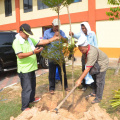 En. Razali B. Abdu Raman &  Kakitangan NRE Membaca Doa Semasa Menanam Pokok