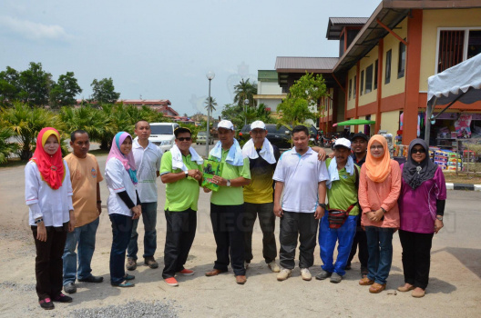 En. Razali B. Abdu Raman Memberikan Cenderamata Kepada Pihak NRE