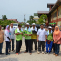 En. Razali B. Abdu Raman Memberikan Cenderamata Kepada Pihak NRE