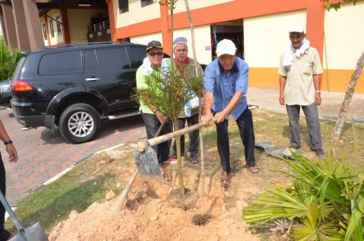 En. Razali B. Abdu Raman Menanam Pokok Bersama Kakitangan NRE