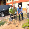 En. Razali B. Abdu Raman Menanam Pokok Bersama Kakitangan NRE