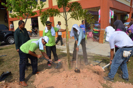 Kakitangan JPNK Bekerjasama Menanam Pokok Di Kawasan Pasar Rantau Panjang