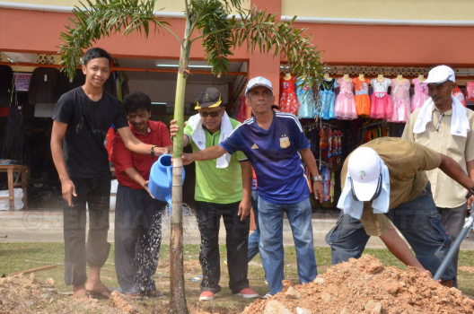 Timbalan Pengarah Perhutanan (Pembangunan) Menanam Pokok Bersama Penduduk Kampung