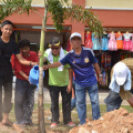 Timbalan Pengarah Perhutanan (Pembangunan) Menanam Pokok Bersama Penduduk Kampung