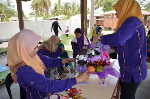 Ahli Puspanita Bekerjasama Menyiapkan Gubahan Buah