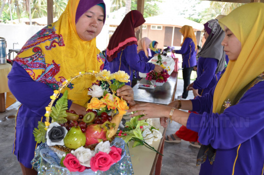 Ahli Puspanita Sedang Sibuk Menyiapkan Gubahan Buah
